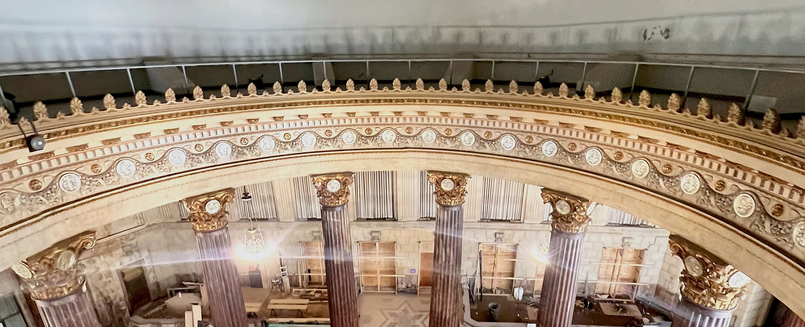 Whispering gallery, Dime Savings Bank